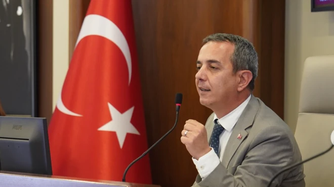 Sefer Karaahmetoğlu meclis kürsüsünde konuşuyor