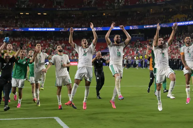 احتفال لاعبي المنتخب الجزائري بعد التأهل إلى دور الـ 32 من بطولة كأس العالم 2026