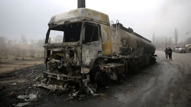 විනාශ වූ ඉන්ධන බවුසරයක්