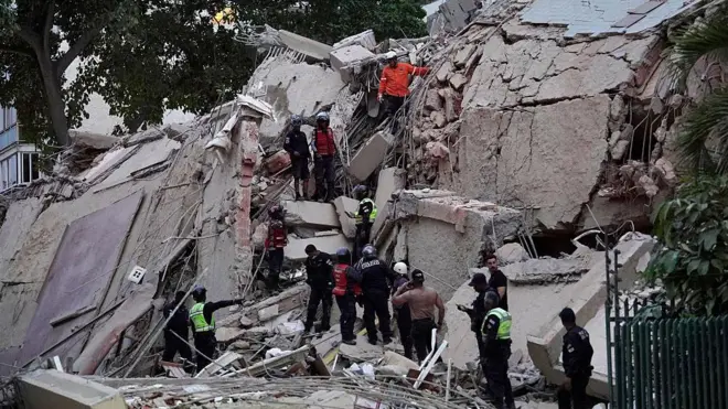 Rescatistas en edificio derrumbado