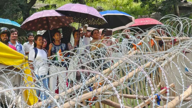 प्रदर्शनकारियों को रोकने के लिए झारखंड पुलिस ने कंटीले तारों की बाड़ लगाई है