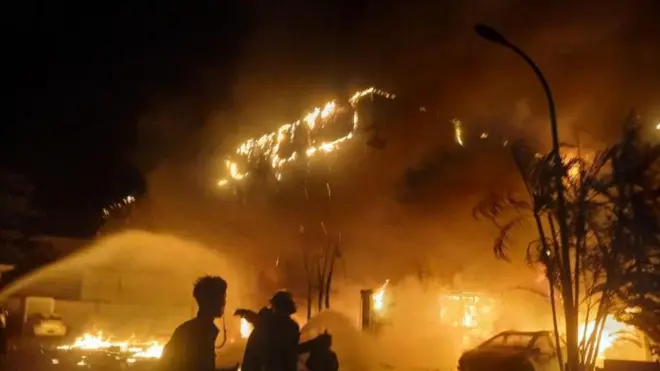 မတ် ၂၁ ရက်ည မြောက်ဒဂုံဆီဆိုင် မီးလောင်မှုမြင်ကွင်း