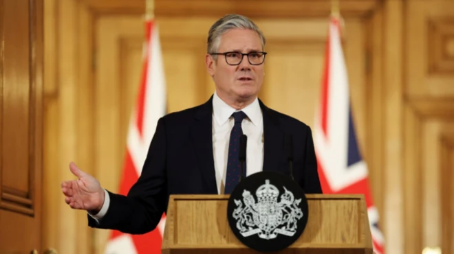 Keir Starmer kürsüde konuşuyor