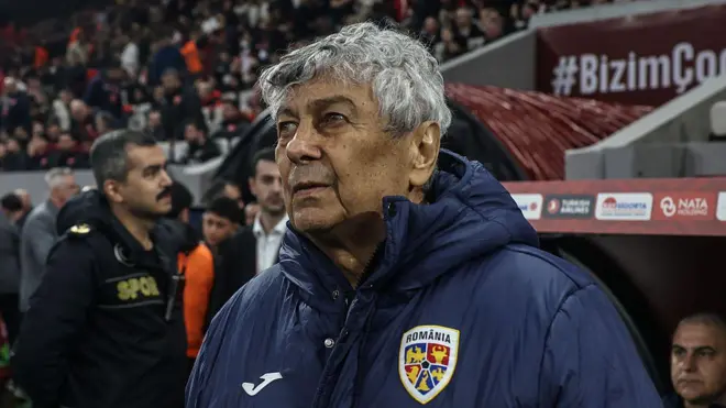Lucescu Türkiye'ye karşı çıktığı maçta saha kenarında üzerinde montuyla ayakta dururken