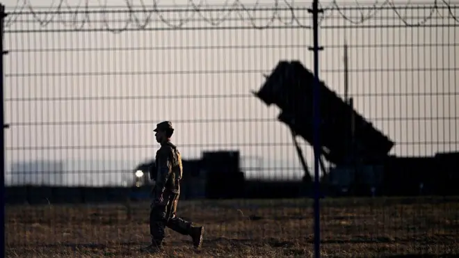 Солдат проходить повз системи ППО Patriot, встановлені на військовому базі України в аеропорту Жешув-Ясьонка в Ясьонці, південно-східна Польща, 6 березня 2025 року.