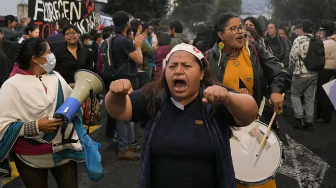 Manifestantes participan en una protesta en apoyo al paro nacional convocado por la Conaie, en Quito, el 7 de octubre de 2025.