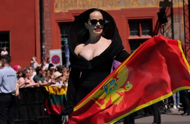 Predstavnica Crne Gore Nina Žižić u defileu svih učesnika na takmičenju u Bazelu. Ovo joj je drugo učešće na Evroviziji, nina žižić, crna gora, pesma evrovizije, evrovizija, Pesma Evrovizije 2025