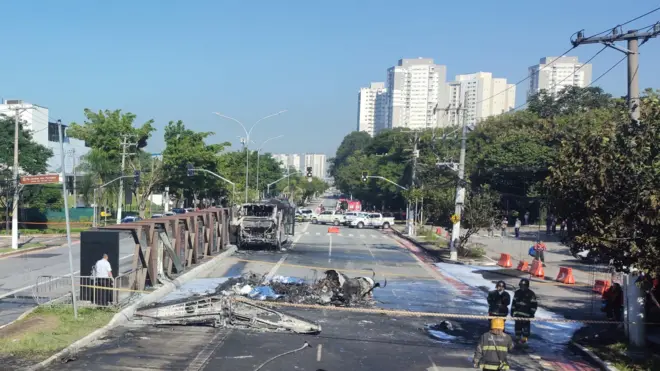 Foto do local do acidente na Avenida Marques de São Vicente