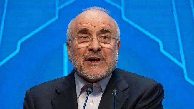 Мохаммад Галибафф в очках у микрофона