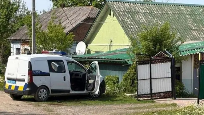 Машина поліції стоїть на вулиці 
