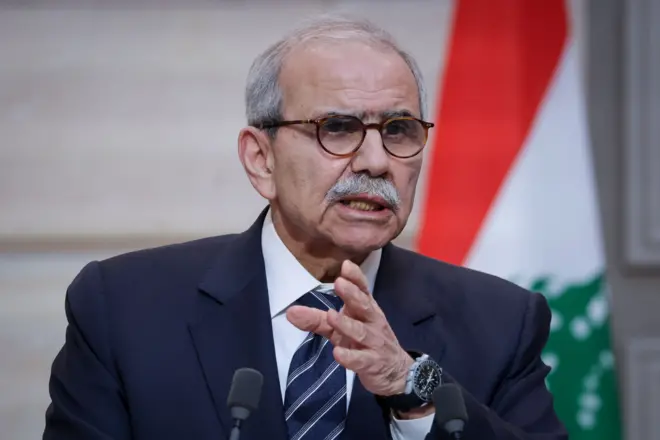 رئيس الوزراء اللبناني نواف سلام يتحدث خلال مؤتمر صحفي مشترك مع الرئيس الفرنسي عقب اجتماعهما في قصر الإليزيه الرئاسي في باريس، فرنسا، 21 أبريل 2026.