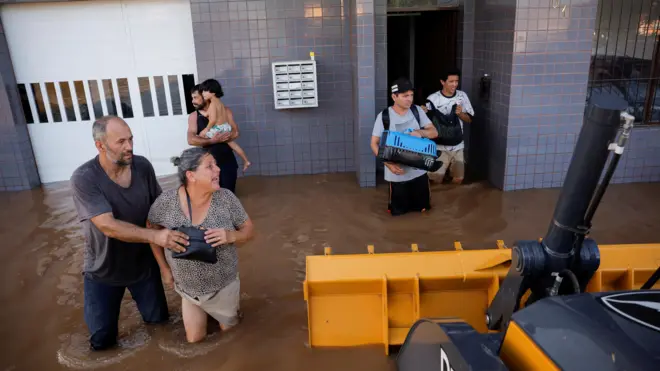 Moradores deixam prédio alagadoinscription zebetEldorado do Sul (RS)