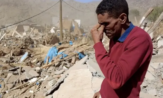 رجل مغربي فقد زوجته وابنه وابنته