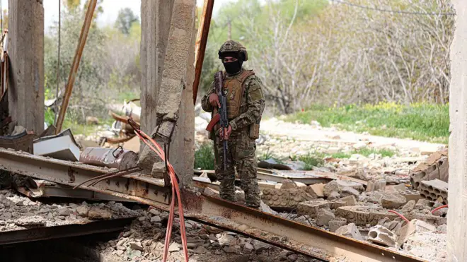 Suriye ordusu güçleri, 1 Nisan'da, Suriye‑Lübnan sınırında geçmişte Lübnan'a silah ve mühimmat dahil kaçakçılık için kullanılmış bir tünel ağını ortaya çıkardığını duyurmuştu. 