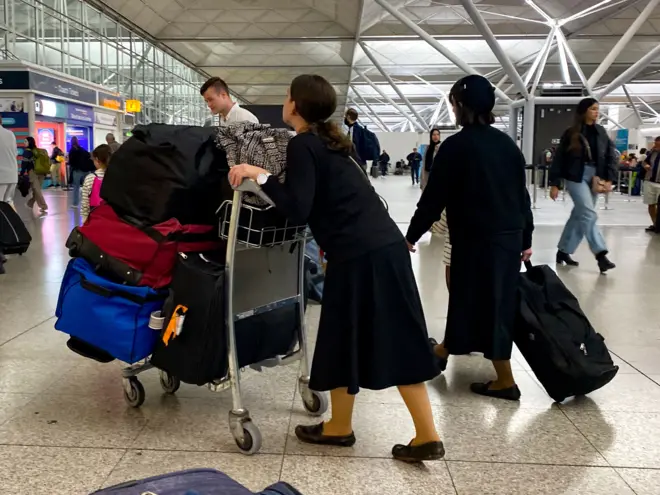 یهودیان مذهبی در فرودگاه استنستد لندن