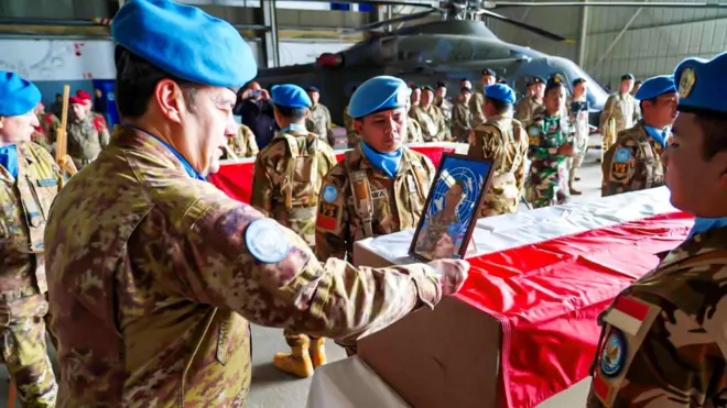 Force Commander (FC)/Head of Mission UNIFIL Mayor Jenderal Diodato Abagnara (kiri) meletakkan foto prajurit TNI yang gugur saat upacara pelepasan dan penghormatan tiga jenazah personel penjaga perdamaian Indonesia yang tergabung dalam misi United Nations Interim Force in Lebanon (UNIFIL) di Hanggar Lebanese Air Force, Beirut Lebanon, Kamis (2/4/2026). UNIFIL menyelenggarakan upacara Memorial Service sebagai bentuk penghormatan terakhir kepada tiga prajurit TNI yang gugur dalam misi perdamaian dunia di Lebanon Selatan, sebelum dipulangkan ke tanah air.
