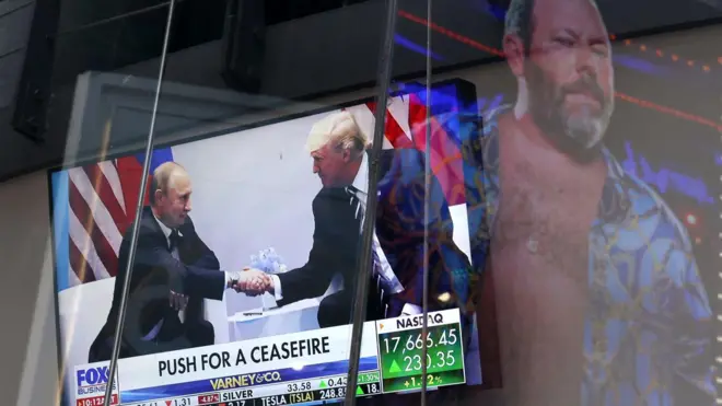 تظهر أخبار الأسواق المالية والصراع بين أوكرانيا وروسيا على شاشة في نافذة منصة ناسداك ماركت سايت في تايمز سكوير بمدينة نيويورك في 12 مارس/آذار 2025.