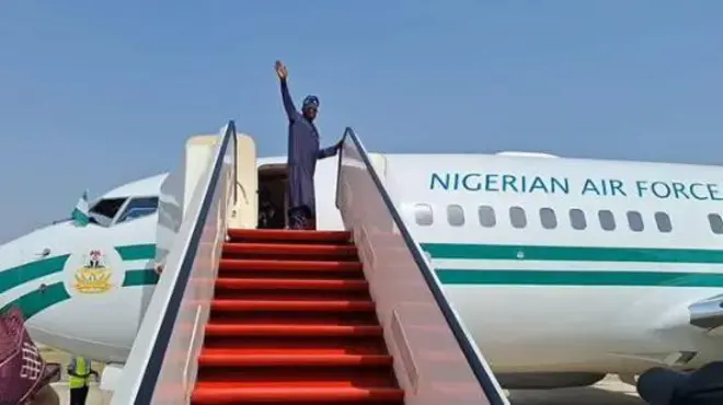 Ààrẹ ń juwọ́ látẹnu ọkọ̀ òfurufú