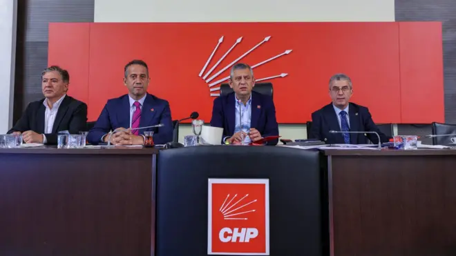 Özgür Özel CHP kürsüsünde yanında üç milletvekili var.