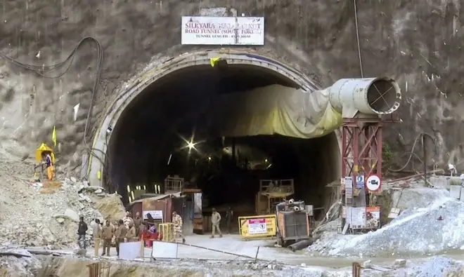 उत्तरकाशी के इसी सुरंग में मज़दूर फ़ंसे हैं