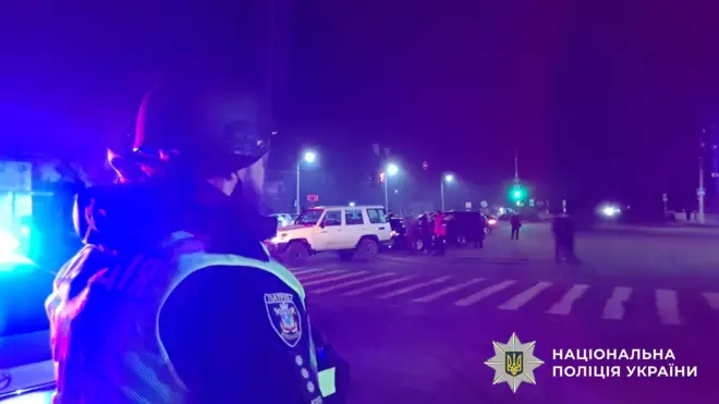 поліцейський дивиться на місце вибуху