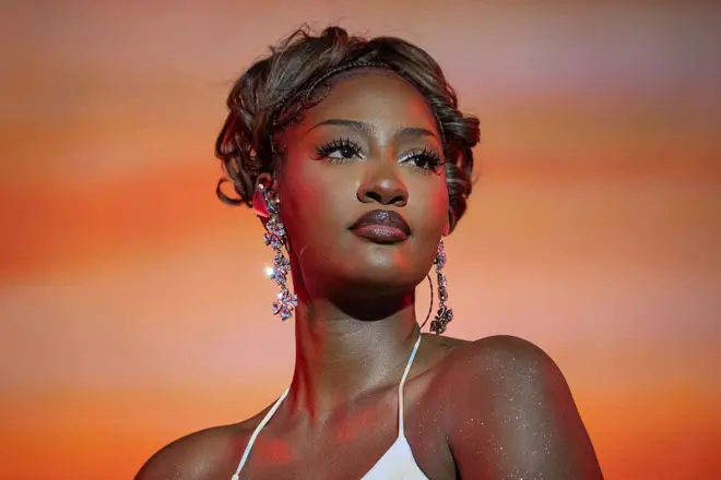 Ifoto ya Tems yambaye akenda k'umweru