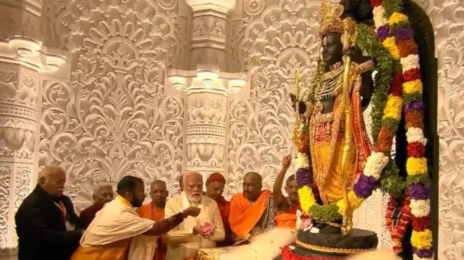 অযোধ্যায় পূজা করছেন নরেন্দ্র মোদী