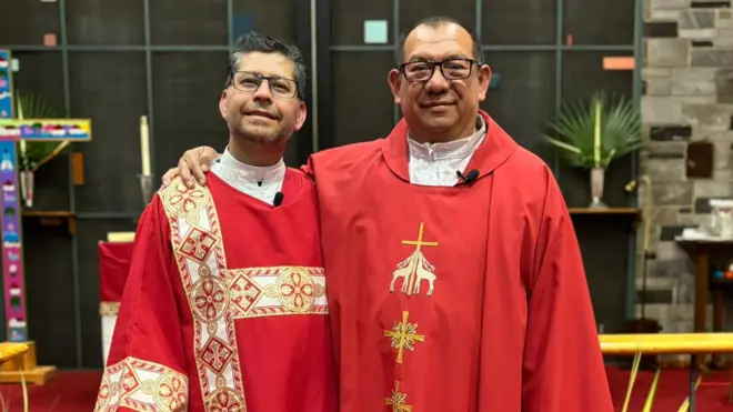 El padre Vidal Rivas con el diácono Francisco en la iglesia San Mateo de Hyattsville, Maryland, Estados Unidos.