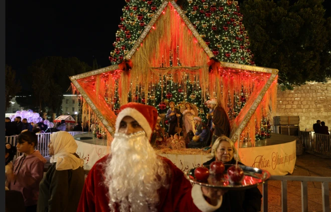 Àwòrán Bàbá kérésì níwájú iná tí wọ́n ṣe lọ́ṣọ̀ọ́ 