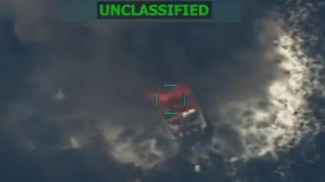 機密扱いではないとの文字が表示されている画像。海上で船が攻撃されているとみられる