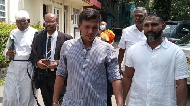 2006 වසරේ කොල්ලුපිටිය ප්‍රදේශයේ දී එවකට ශ්‍රී ලංකාවේ සිටින පකිස්තාන මහකොමසාරිස්වරයා ගමන් ගත් රථ පෙළ ඉලක්ක කර බෝම්බ ප්‍රහාරයක් එල්ල කර ඔහු ඝාතනය කිරීමට කුමන්ත්‍රණය කිරීමේ චෝදනා සම්බන්ධයෙන් වසර 15 කට ආසන්න කාලයක් රක්ෂිත බන්ධනාගාර ගත කර සිටි LTTE විත්තිකරුවන් තුන් දෙනෙකු නිදොස් කොට නිදහස් කිරීමට ලෙස කොළඹ මහාධිකරණය අද (නොවැම්බර් 10 වැනිදා) නියෝග කළේය.