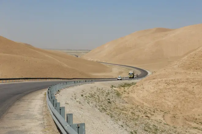 یو شمېر بهرني وګړي د کار او سیلانۍ په موخه د اسلام قلعه، حیرتان، اقینې، اشکاشم بندرونو او د کابل او کندهار هوايي ډګرونو له لارې هم افغانستان ته تللي.