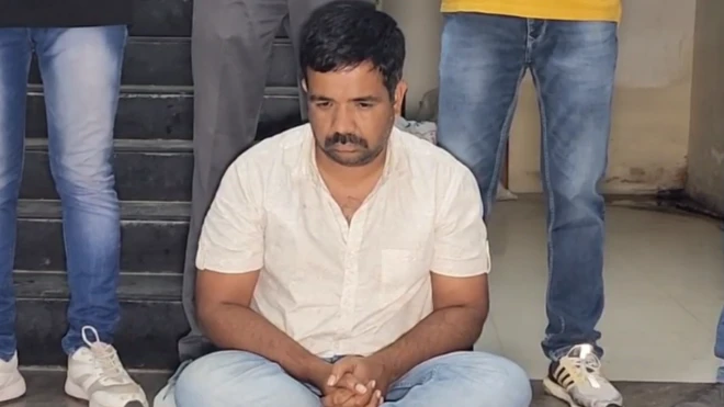 પાંચમી નવેમ્બરની સવારે શૈલેષ ખાંભલાએ ઓશિકાં દ્વારા પહેલાં પત્નીનું અને પછી દીકરા-દીકરીની ગળું દબાવીને હત્યા કરી હતી. ભાવનગર ફૉરેસ્ટ ઓફિસર પ્રેમ પ્રેમીકા બીબીસી ગુજરાતી ગુજરાત સમાચાર