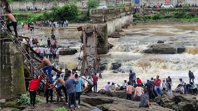 कुंडमला गांव में पुल गिरा