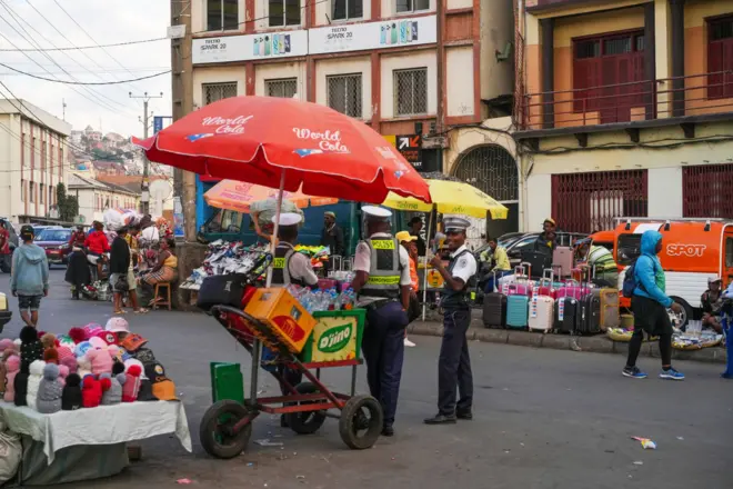 La police assure le contrôle de la situation dans un marché de rue à Antananarivo, capitale de Madagascar.
