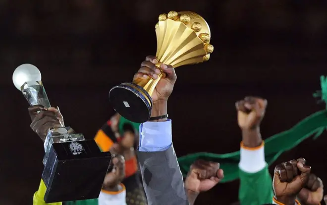 L'ancien Ballon d'Or africain, Kalusha Bwalya, brandit le trophée lors de la cérémonie de remise des prix qui a suivi le match de la Coupe d'Afrique des Nations (CAN 2012) opposant la Zambie à la Côte d'Ivoire, le 12 février 2012 au stade de l'Amitié de Libreville.