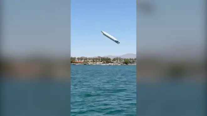 Gliser jurio jezerom, pa se prevrtao u vazduhu