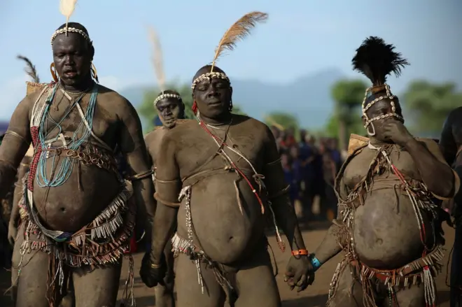 ለወራት የተቀለቡት ሦስት የቦዲ ማኅበረሰብ አባላት በከኤል በዓል ወቅት እጅ ለእጅ ተያይዘው