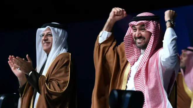 एशियन फ़ुटबॉल कॉनफेडेरेशन के अध्यक्ष शेख़ सलमान बिन इब्राहिम अल-ख़लीफ़ा और सऊदी अरब के खेल मंत्री अब्ुदलअज़ीज़ बिन तुर्की अल-फैसल अल-सऊद