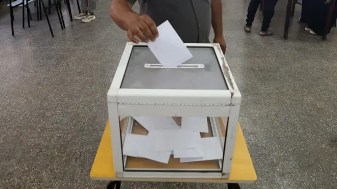 مواطن جزائري يدلي بصوته خلال الانتخابات البرلمانية في الجزائر العاصمة، بتاريخ 2 يوليو/تموز 2026