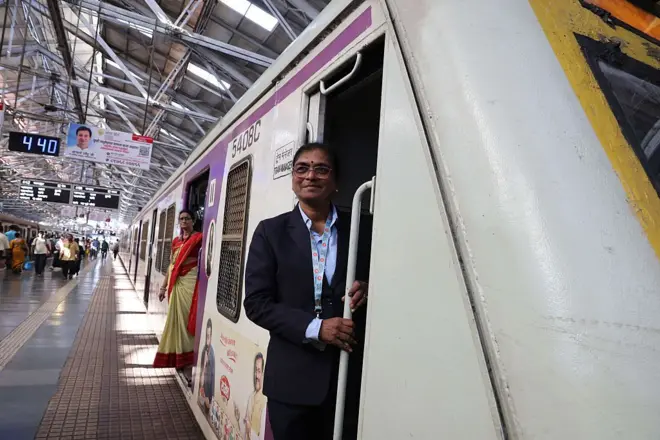 ये तस्वीर इसी साल सितंबर महीने में रिटायर होने वाली एशिया की पहली महिला लोको पायलट सुरेखा यादव की है. 