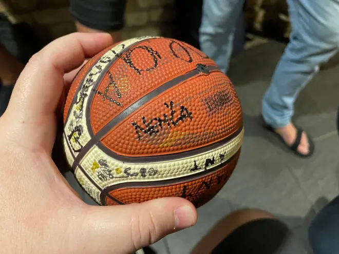 Мала кошаркашка лопта и потпис ББЦ новинара