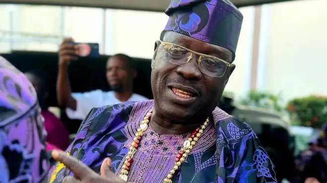 Taiwo Hasan Ogogo ninu aṣọ dansiki ati fika