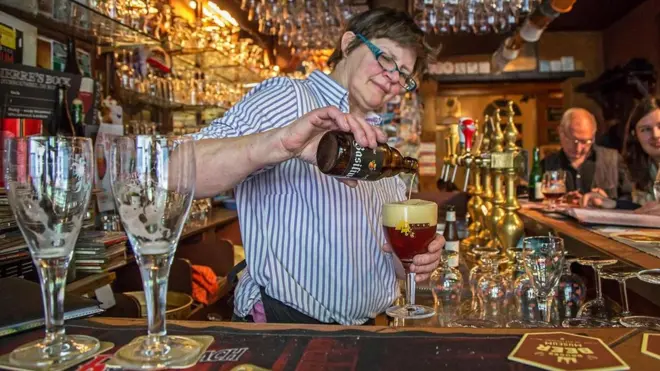 Pagar más, a pesar de que no estamos obligados a hacerlo, parece ir en contra de nuestro propio interés.