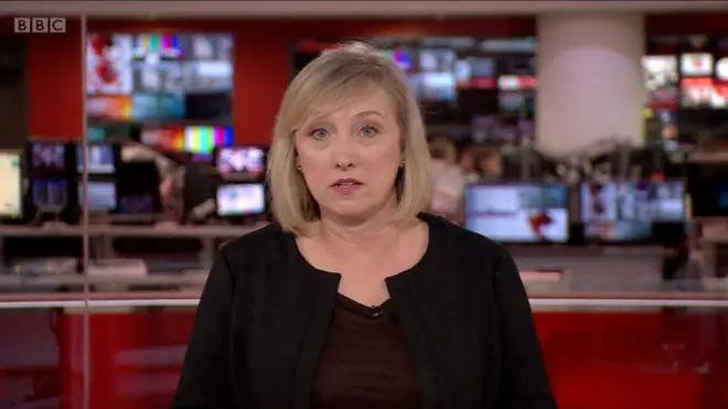 Kênh truyền hình BBC News cắt ngang chương trình thường lệ để loan tin Hoàng tế Philip, Công tước xứ Edinburgh, phu quân của Nữ hoàng Anh, qua đời.