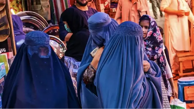 ጣሊባን ንካቡል ድሕሪ ምቁጽጻሩ፡ ኣፋጋናውያን ደቂ ኣንስትዮ ዕለታዊ ህይወተን ከመይ ተጸልዩ ከም ዘሎ ጋዜጠኛ ቢቢሲ ሰካንደር ከርማኒ ኣዘራሪብወን ኣሎ።