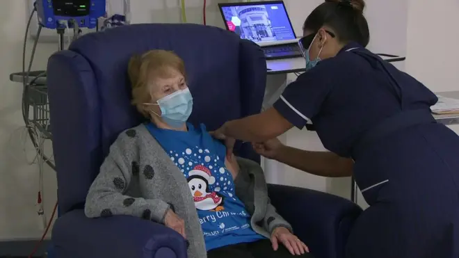 مارغريت كينان أول من تلقى اللقاح.