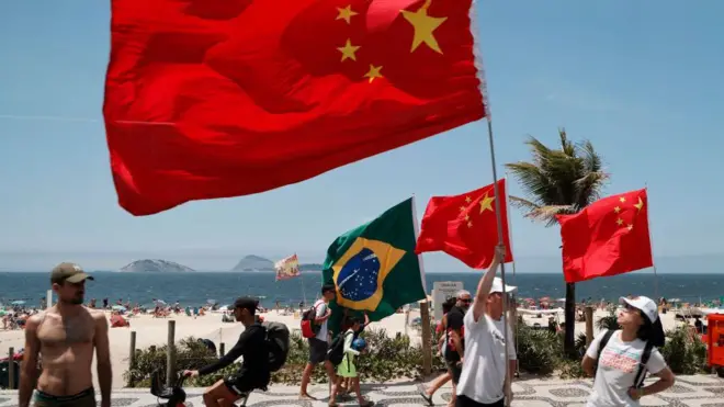 Chineses com bandeiras do país aguardam a passagem do presidente Xi Jinping por Copacabana, no Rioan space pay pixbetJaneiro, durante a reuniãoan space pay pixbetcúpula do G20,an space pay pixbet19an space pay pixbetnovembro 