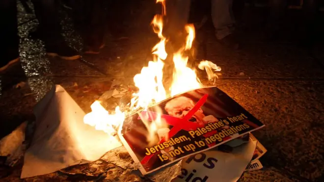 متظاهرون فلسطينيون غاضبون