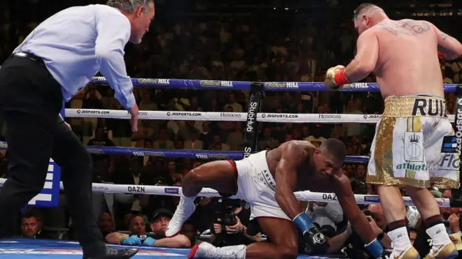 Ẹẹmẹrin ọtọọtọ ni Ruiz fi ẹsẹ kan Joshua mọlẹ lai le dide.